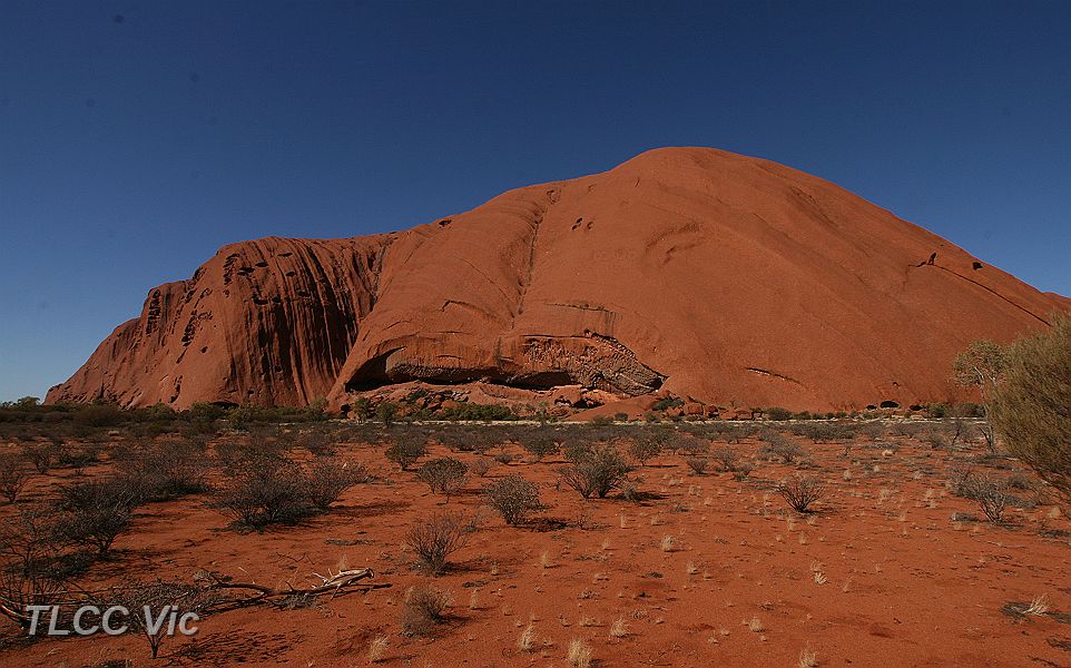 30-Ayres Rock - perimeter walk.JPG